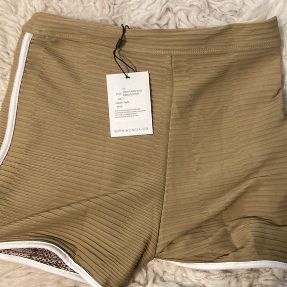 Acacia set in small - Picture 3 of 3